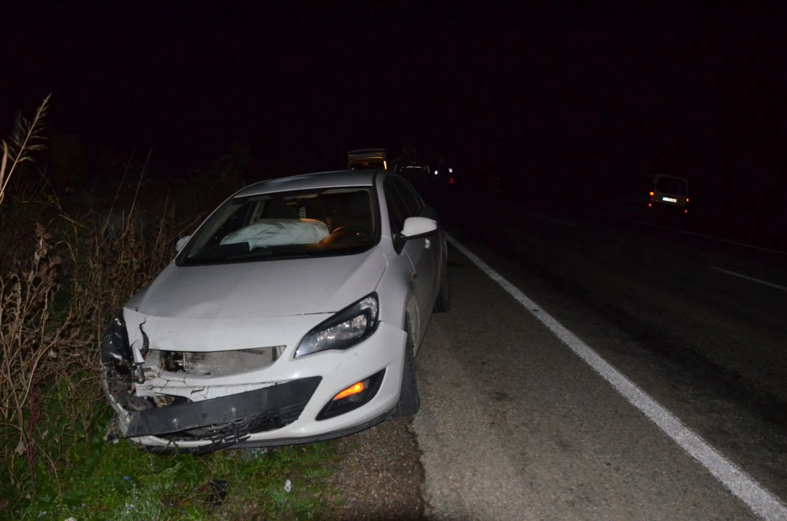 Çekiciden fırlayan lastik iki otomobile çarptı