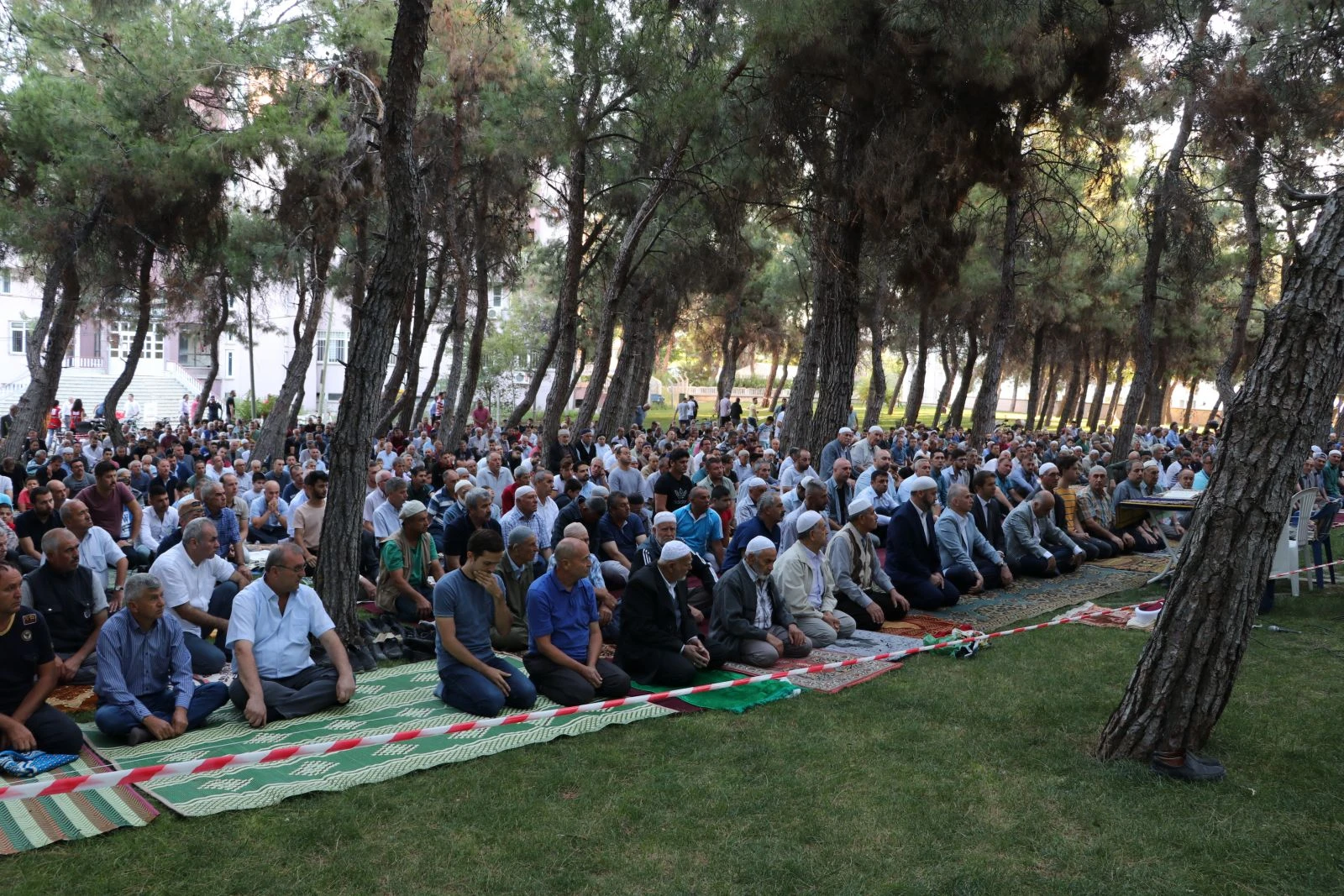 Deprem bölgesinde buruk bayram sevinci