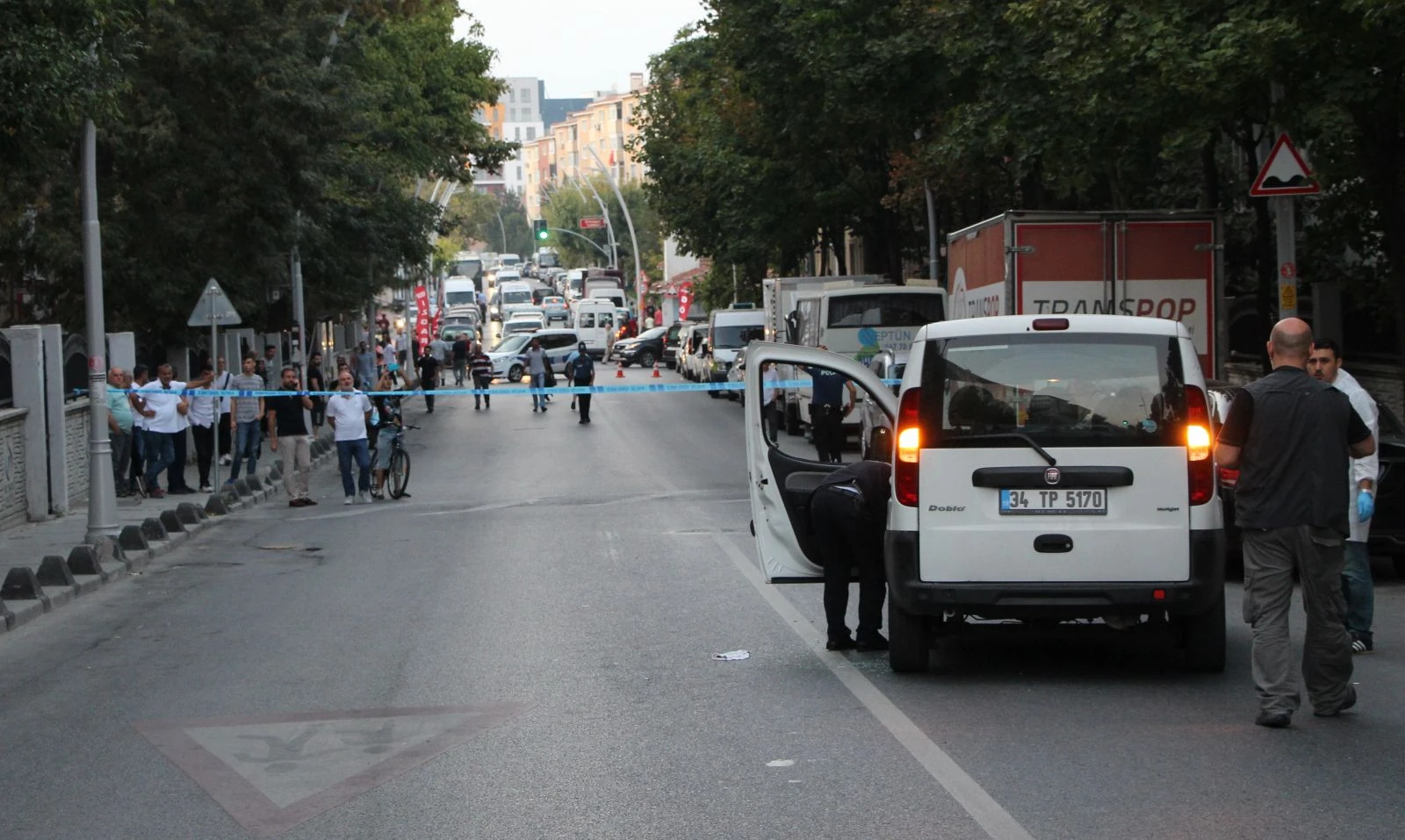 Sultangazi’de aracın yolunu kesip kurşun yağdırdılar