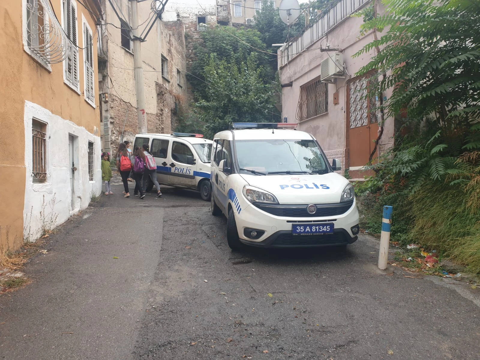 Domuz bağıyla bağlanan kadını polis kurtardı