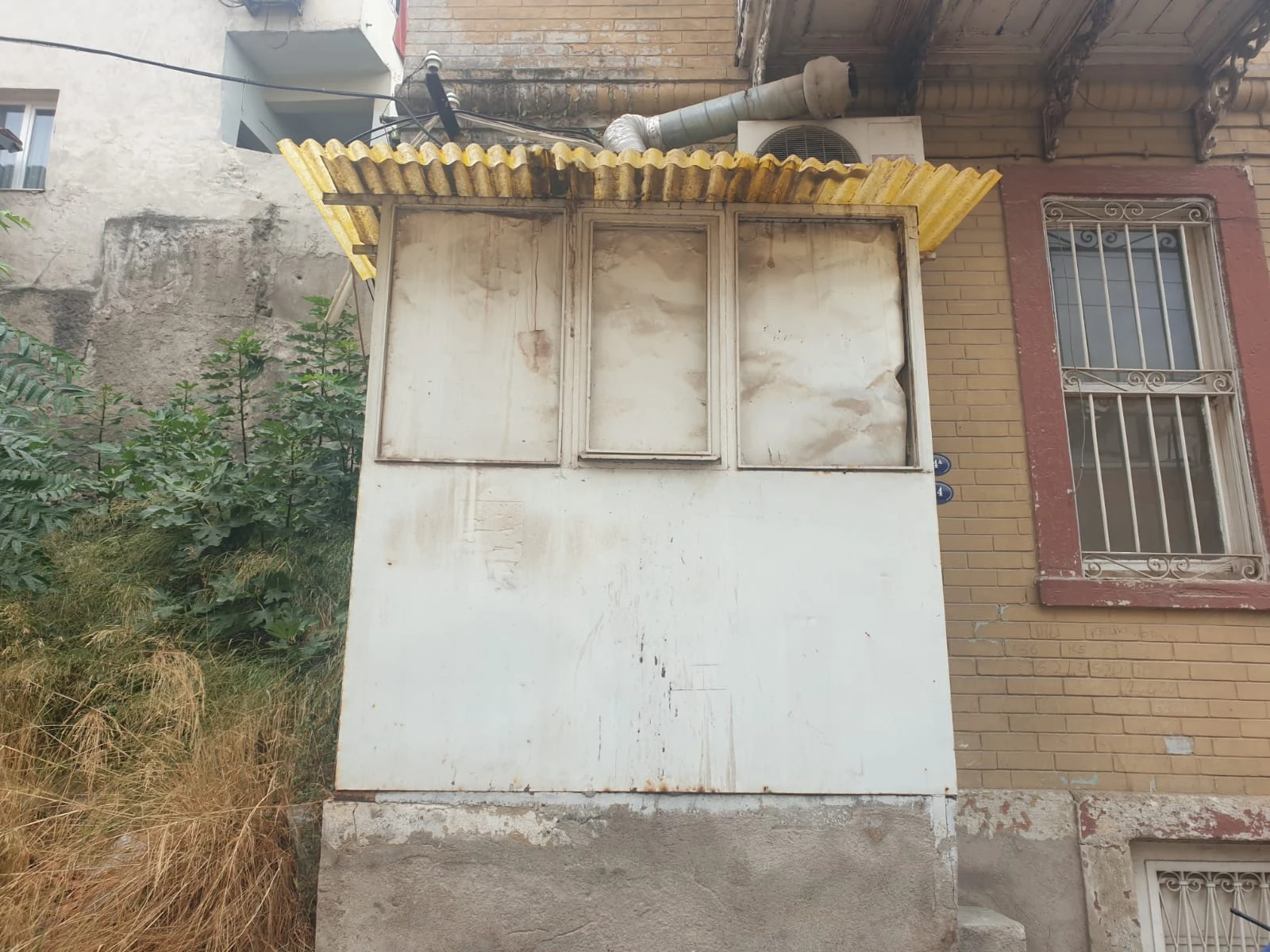 Domuz bağıyla bağlanan kadını polis kurtardı