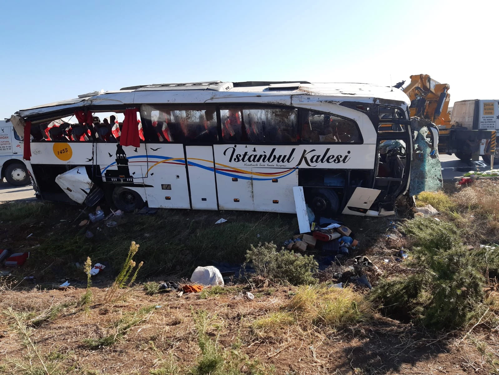 Afyonkarahisar'da yolcu otobüsü devrildi: 1 ölü, 40 yaralı