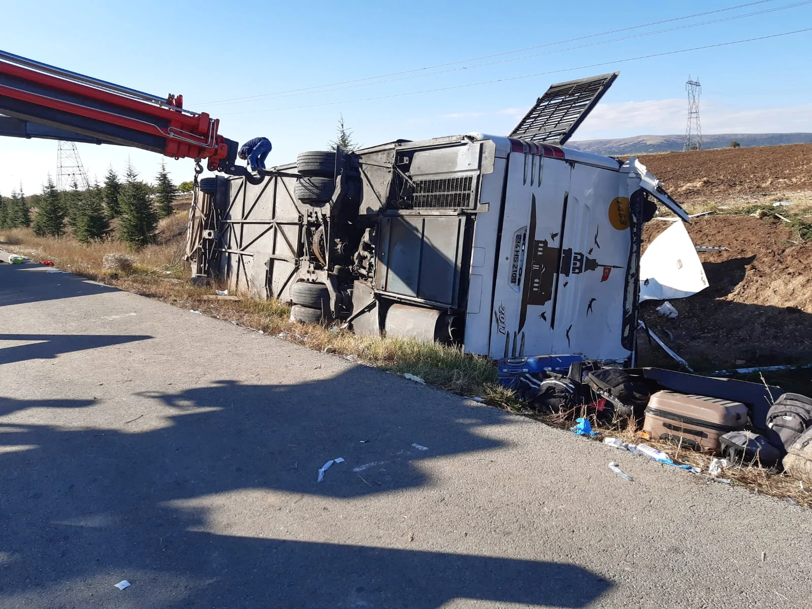 Afyonkarahisar'da yolcu otobüsü devrildi: 1 ölü, 40 yaralı