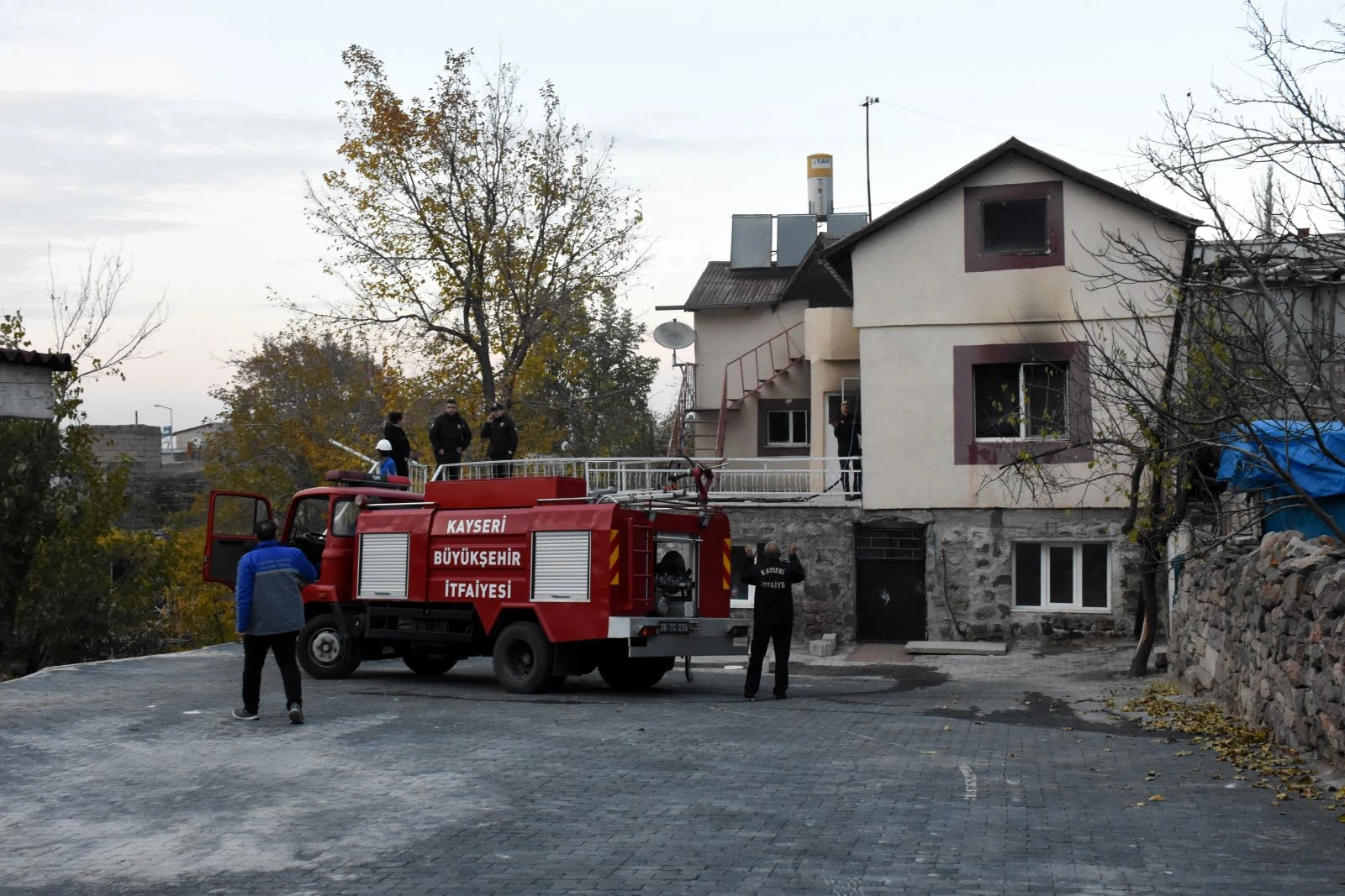Kiracısının oturduğu evini ateşe verip kayalıklara çıktı
