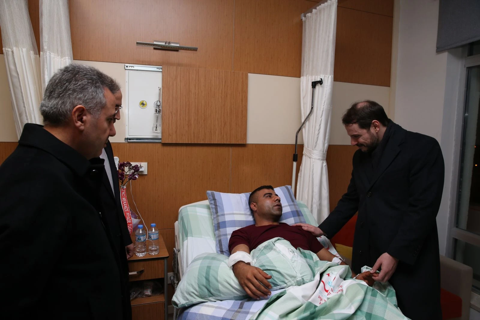 Bakanı Albayrak, yaralı askerleri ziyaret etti
