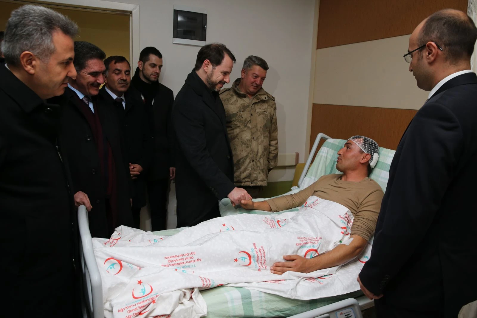 Bakanı Albayrak, yaralı askerleri ziyaret etti