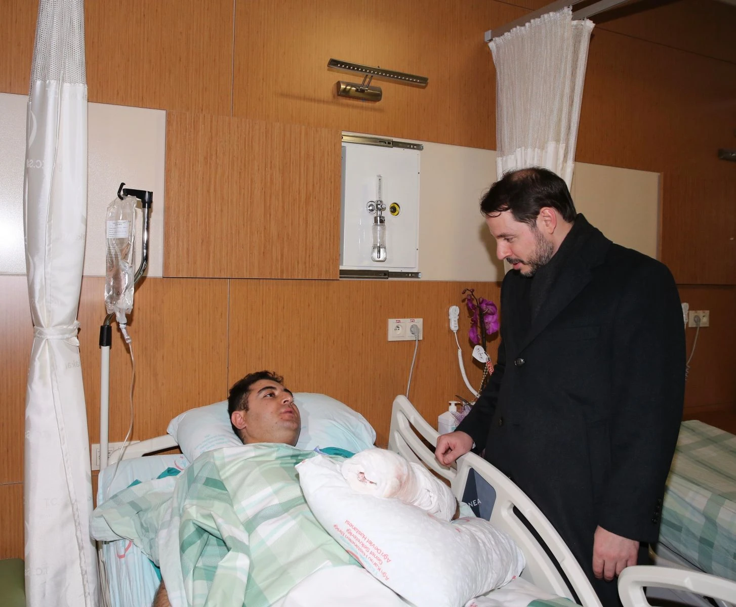 Bakanı Albayrak, yaralı askerleri ziyaret etti