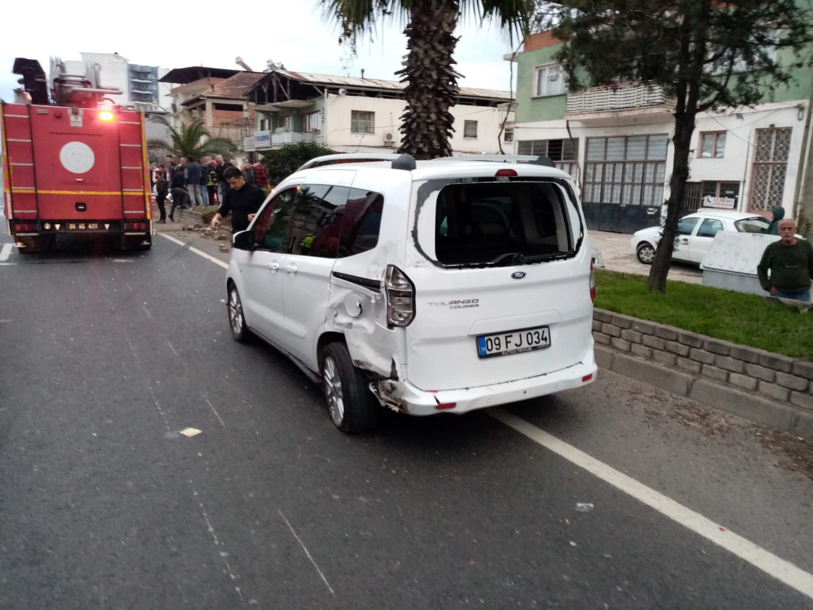 Hafif ticari araca çarpan kamyonet devrildi: 1 ölü, 2 yaralı