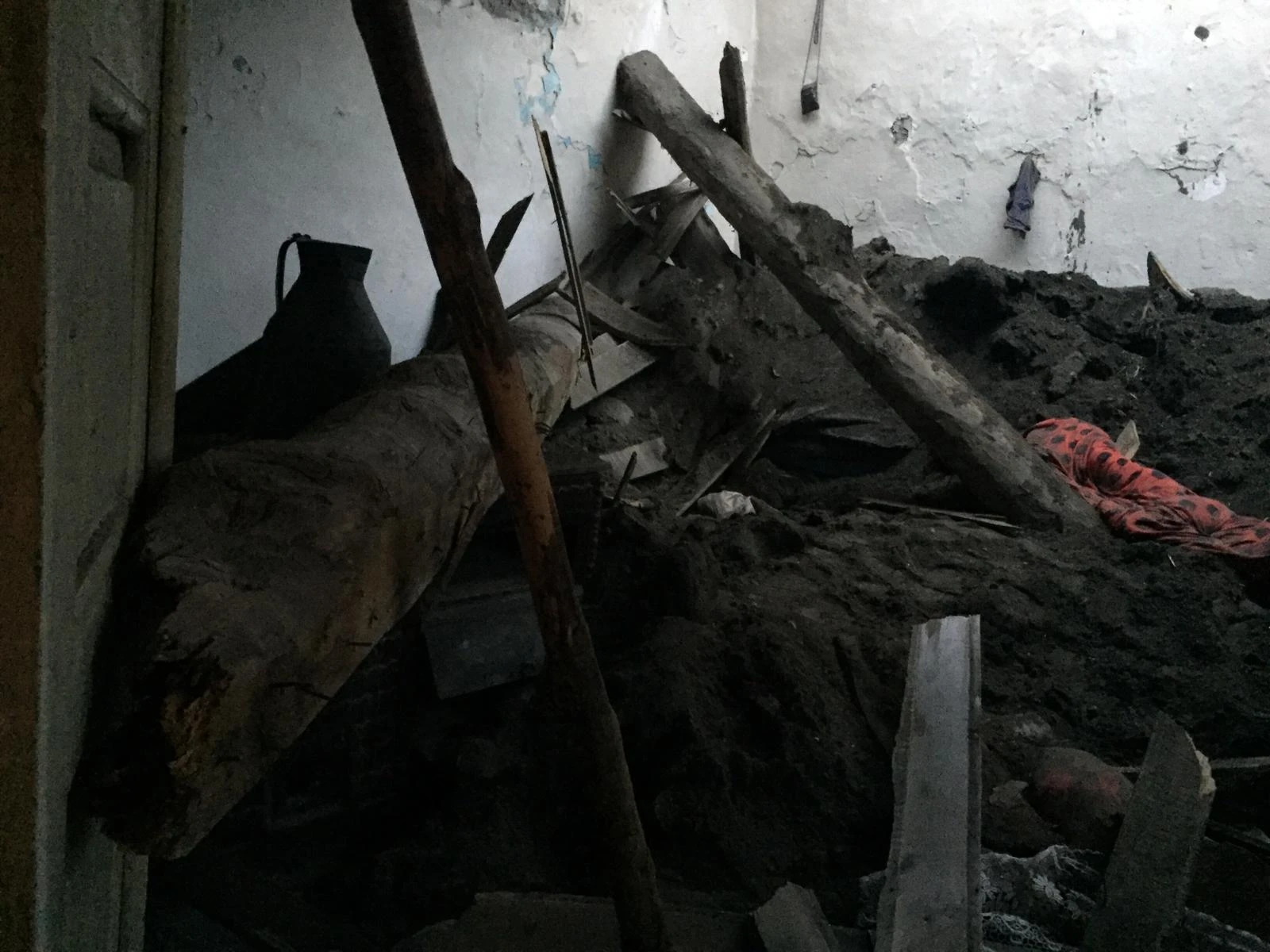 Ardahan'da toprak evin damı çöktü: 3 yaralı