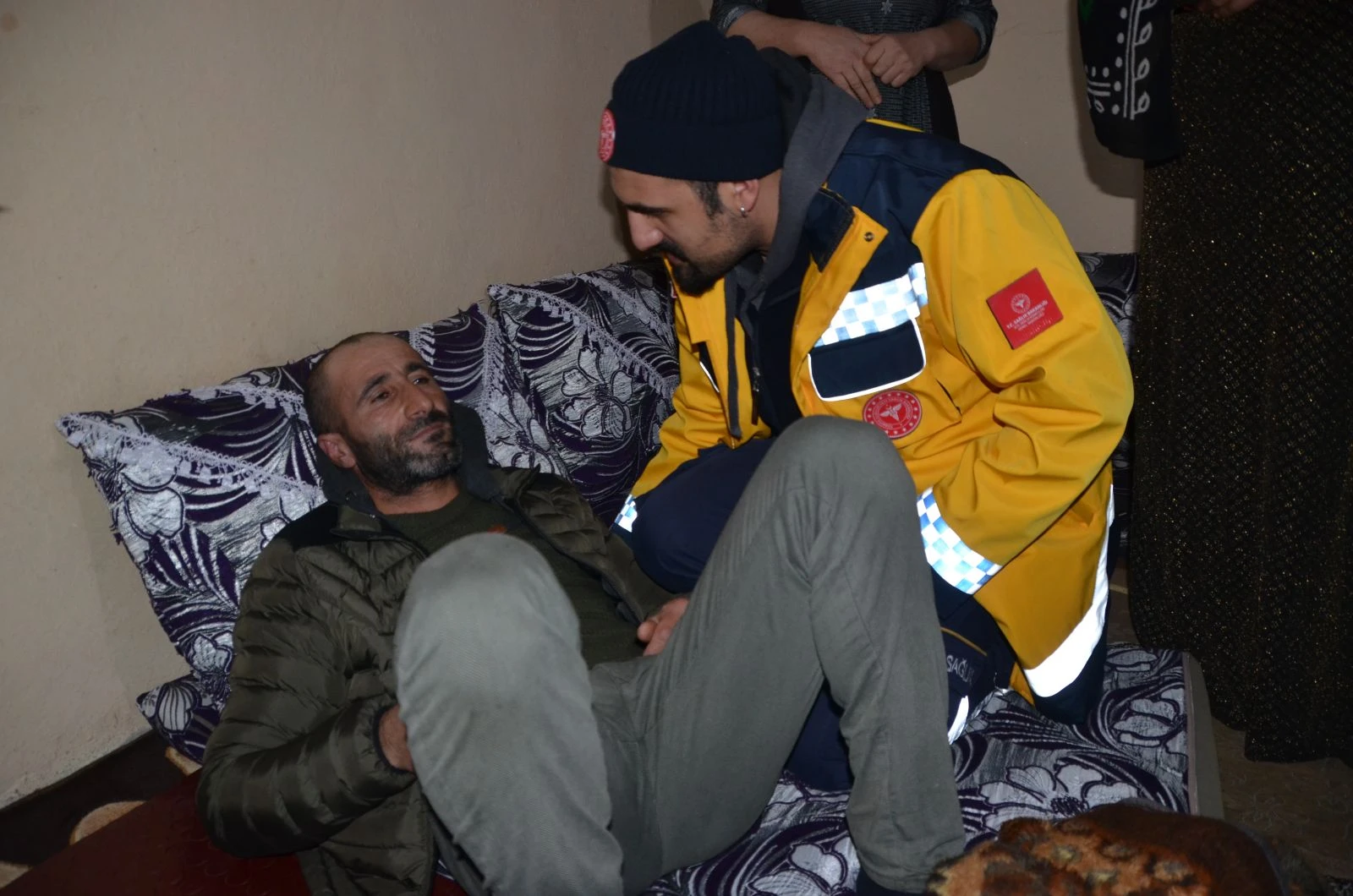 Yolu kardan kapanan mezrada rahatsızlanan vatandaş için seferber oldular