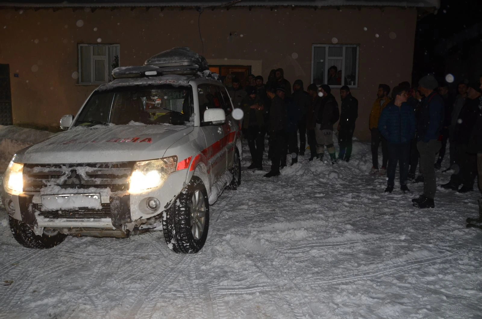 Yolu kardan kapanan mezrada rahatsızlanan vatandaş için seferber oldular