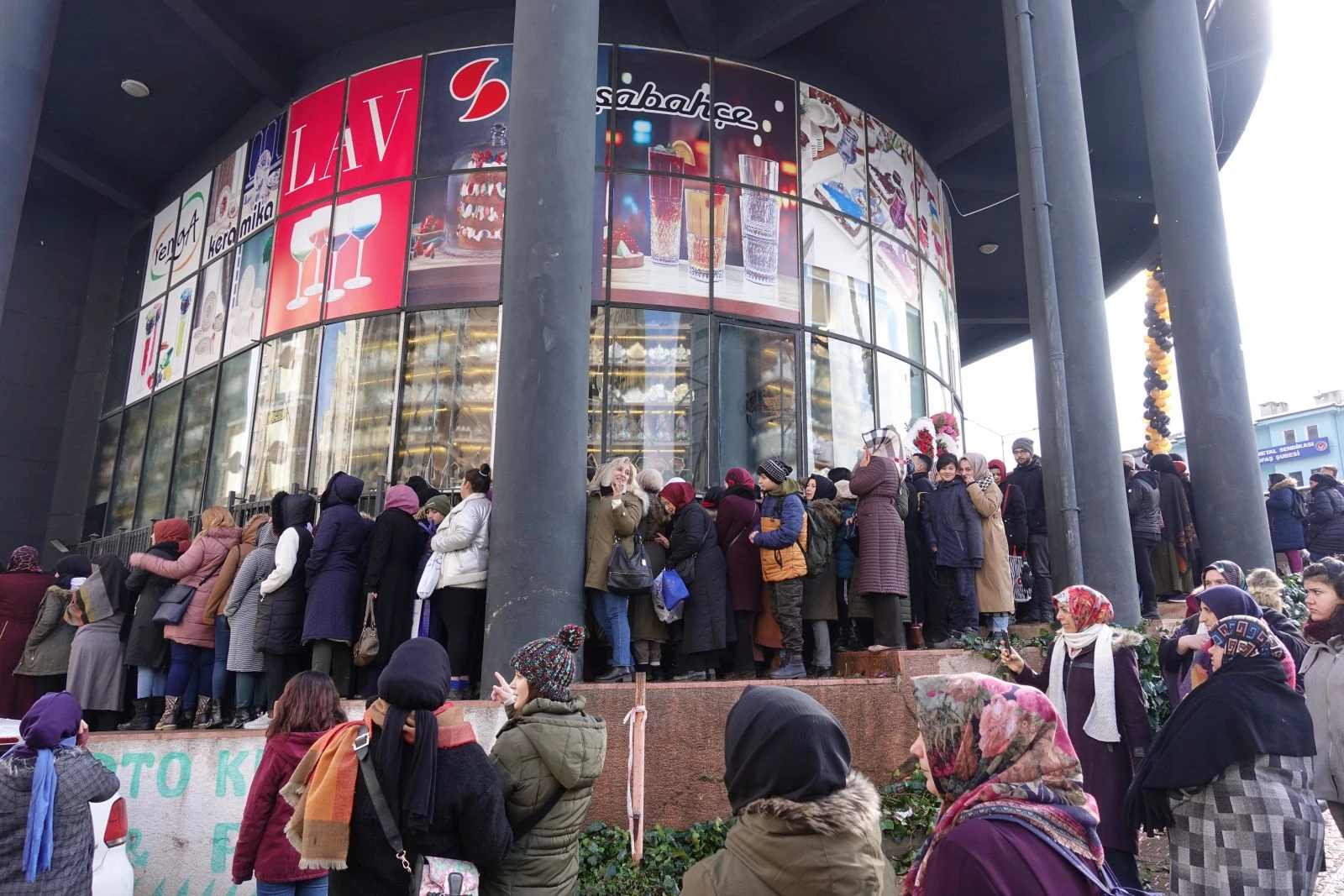 'Özel indirim' reklamı, mağaza açılışında izdihama neden oldu
