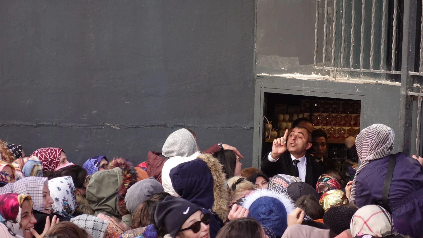 'Özel indirim' reklamı, mağaza açılışında izdihama neden oldu