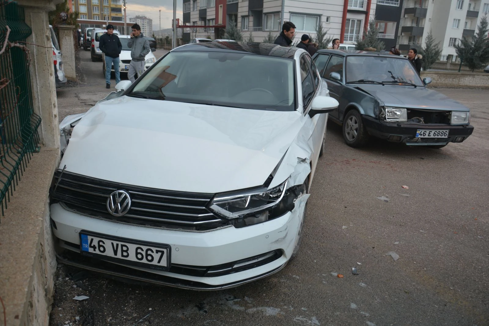 Otomobil duvara çarptı: 4 yaralı