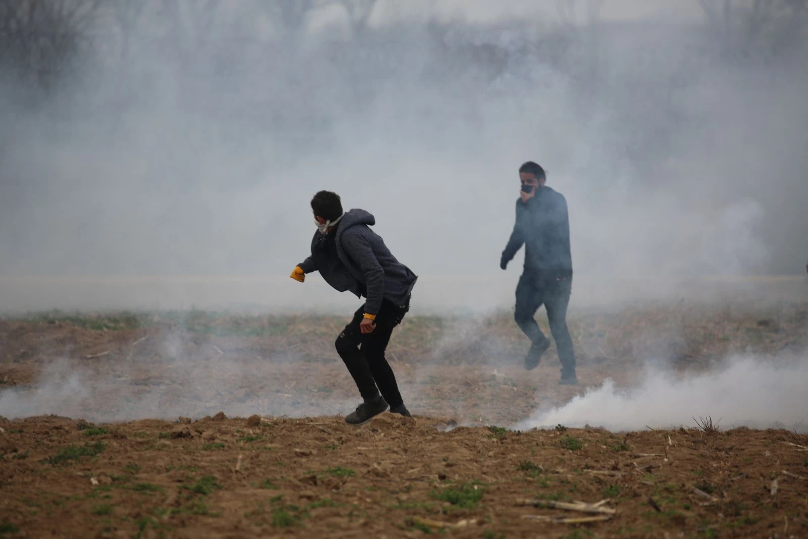 Yunan askerinin açtığı ateş sonucu bazı düzensiz göçmenler yaralandı