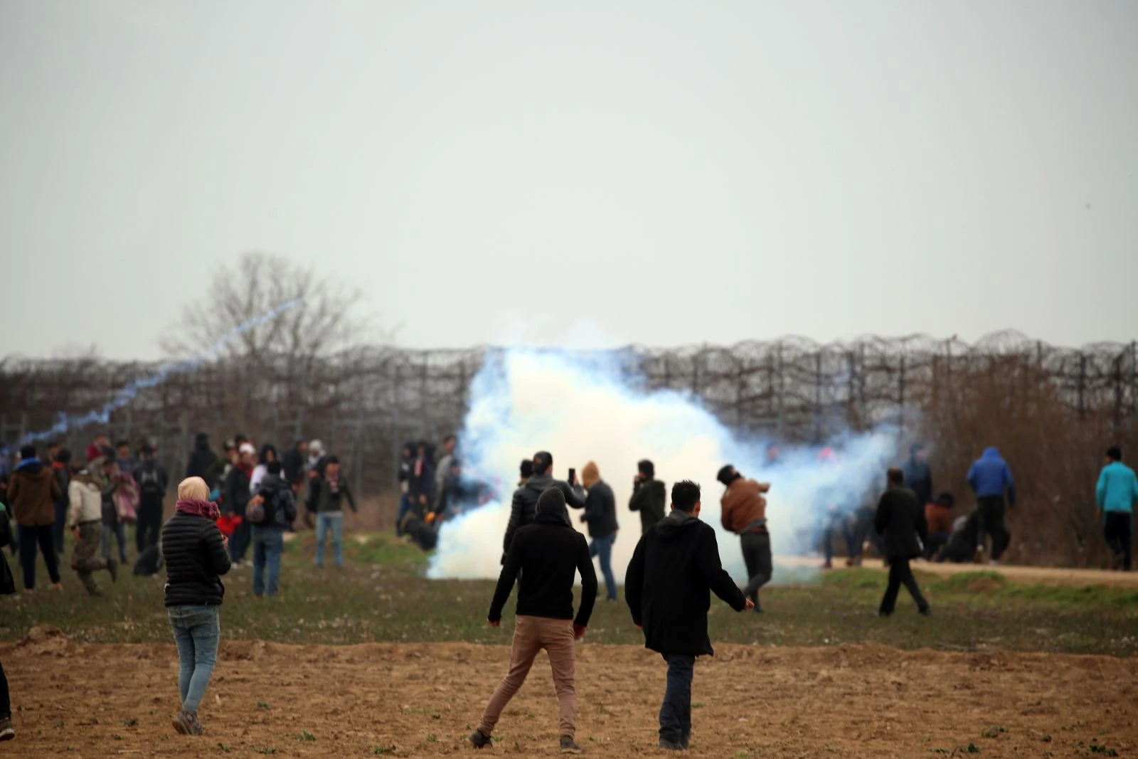 Yunan askerinin açtığı ateş sonucu bazı düzensiz göçmenler yaralandı