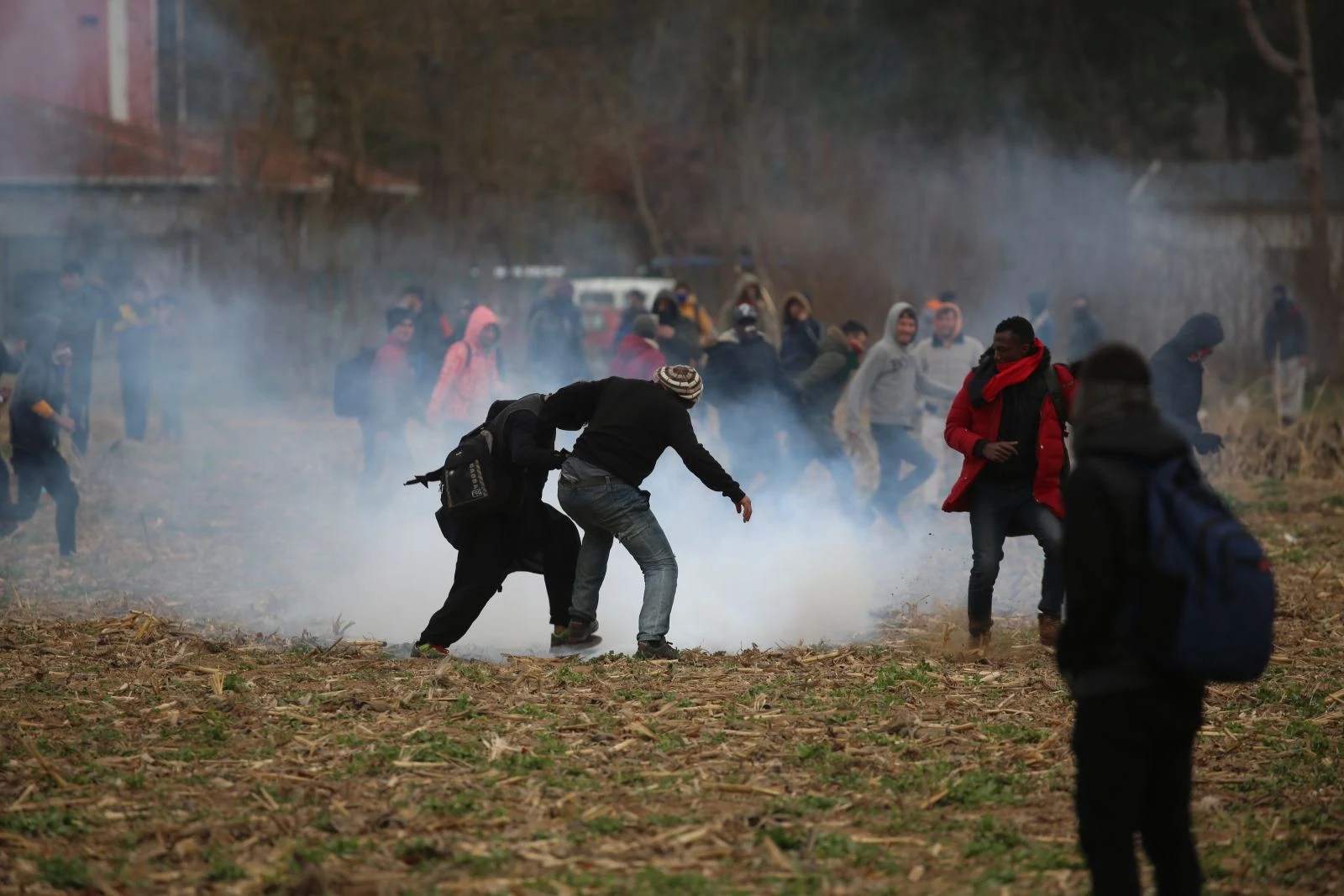 Yunan askerinin açtığı ateş sonucu bazı düzensiz göçmenler yaralandı