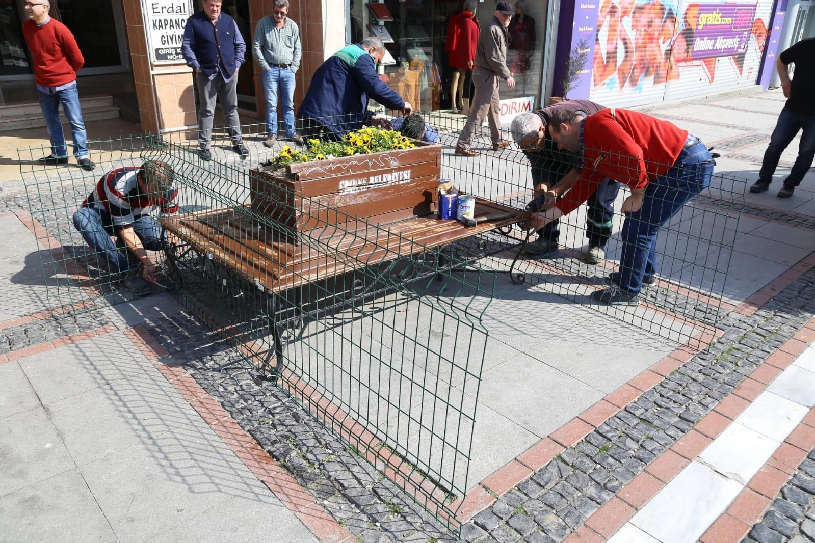 Yaşlılar çağrılara uymayınca tel örgü çekildi