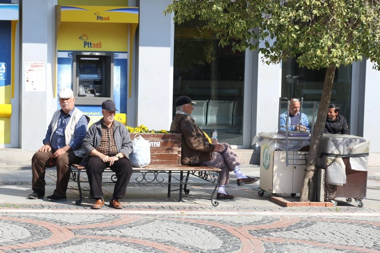 Yaşlılar çağrılara uymayınca tel örgü çekildi