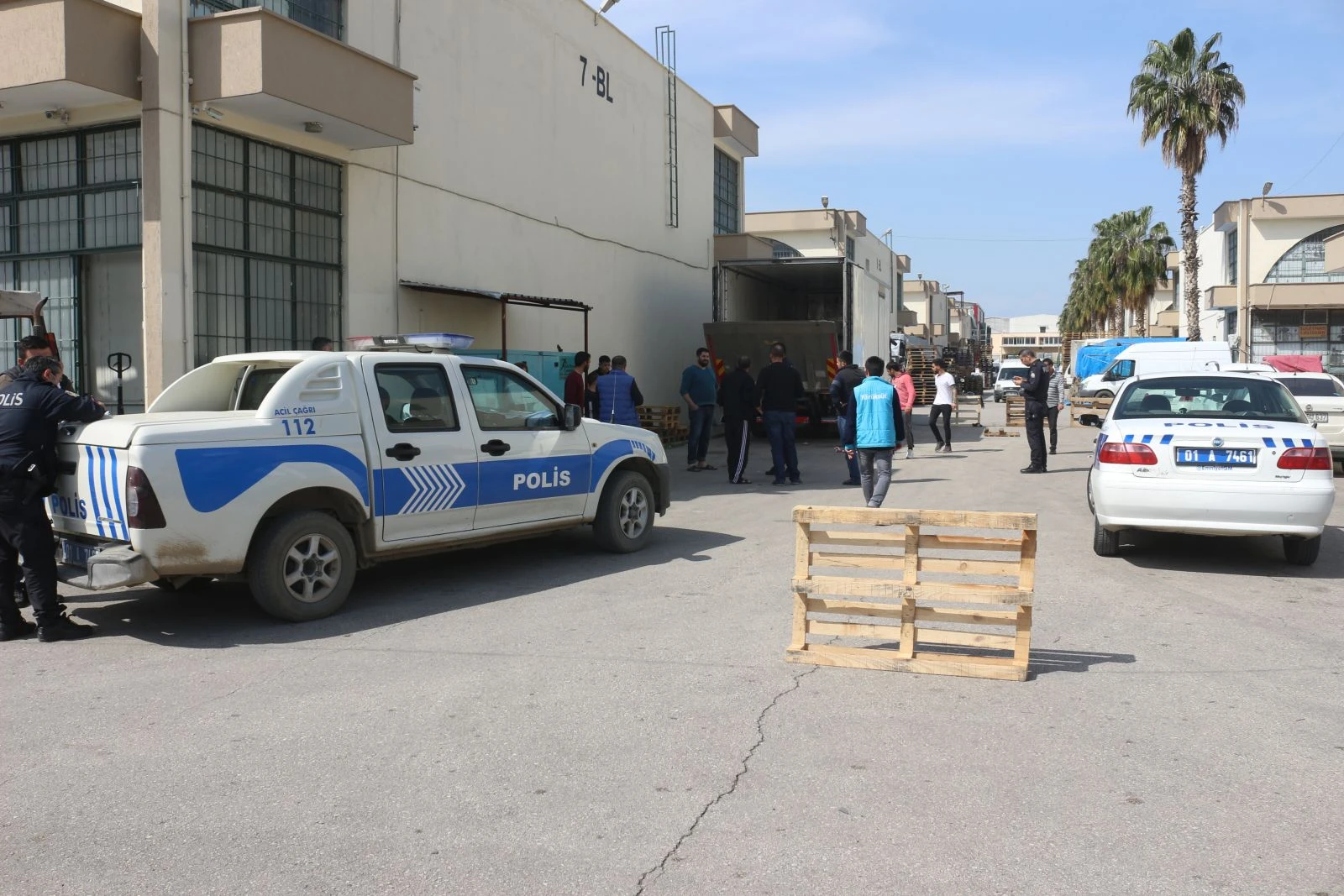 Kamyonun kapağındaki asansöre kafası sıkışan şoför öldü