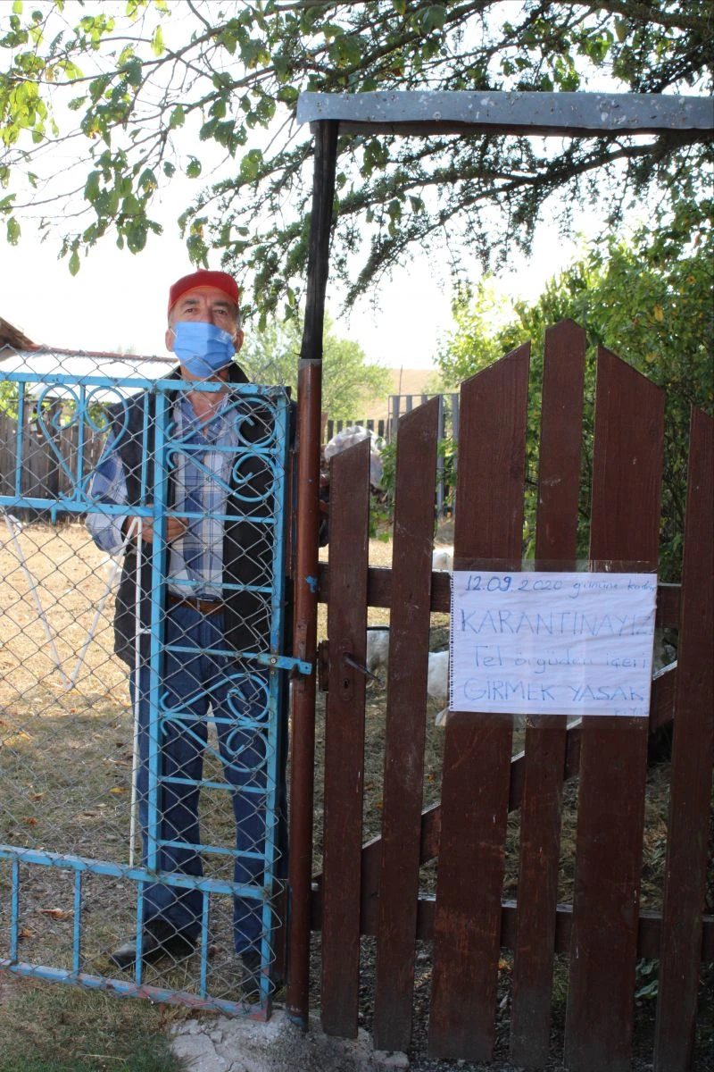 Karantinadaki yaşlı çift evlerine uyarı yazısı astı