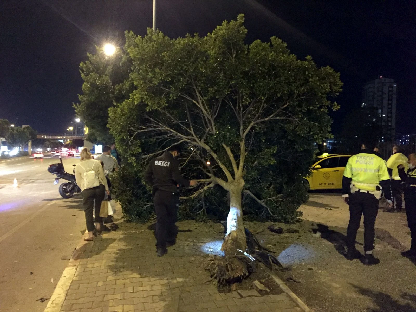 Kaldırımdaki yaya ile ağaca çarpan otomobilde yangın çıktı