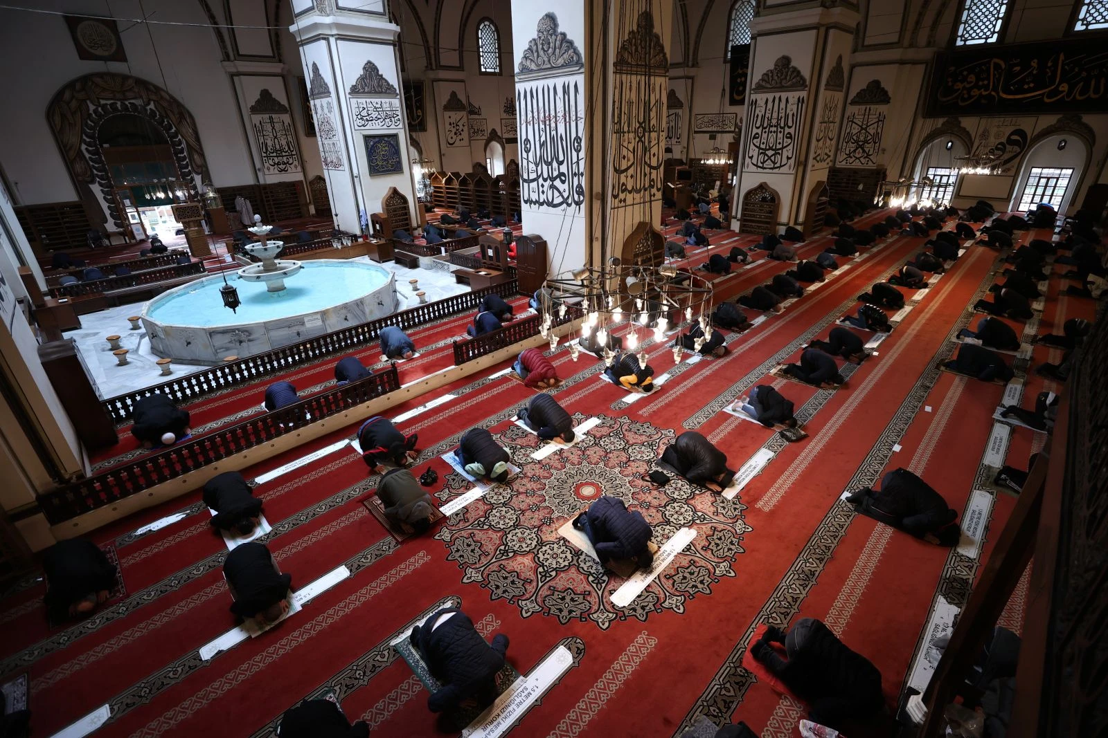 Vatandaşlar yeni yılın ilk cumasını evlerine yakın camide kıldı