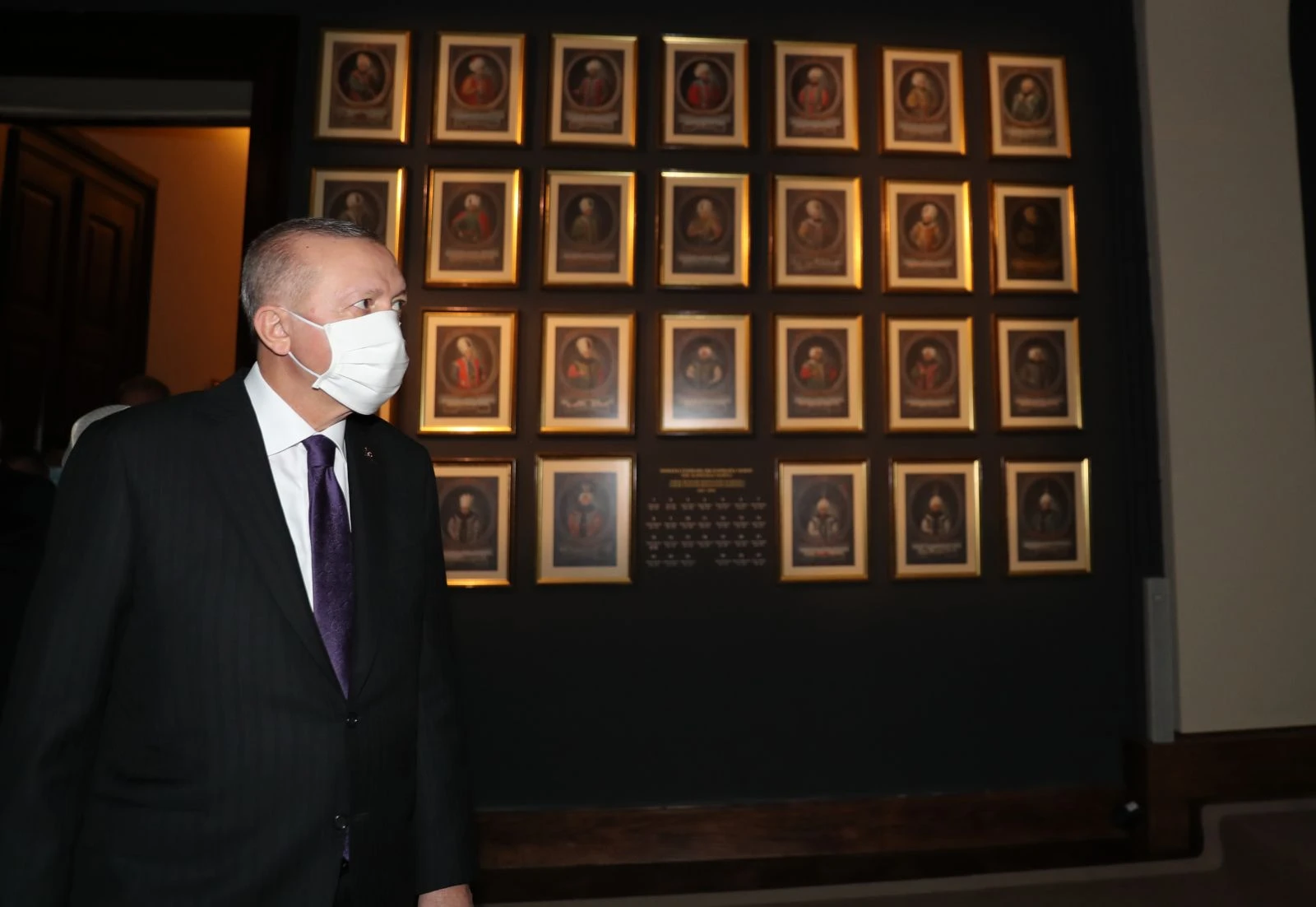 Cumhurbaşkanı Erdoğan İstanbul'un fethi tablosu önünde poz verdi