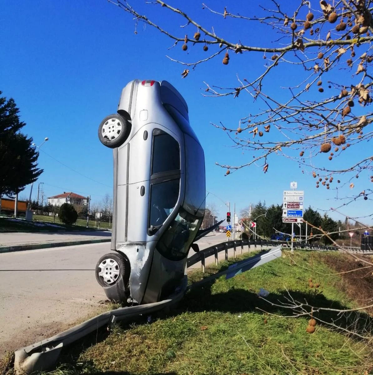 Kocaeli'de bariyere çarparak dik duran otomobilin sürücüsü yaralandı