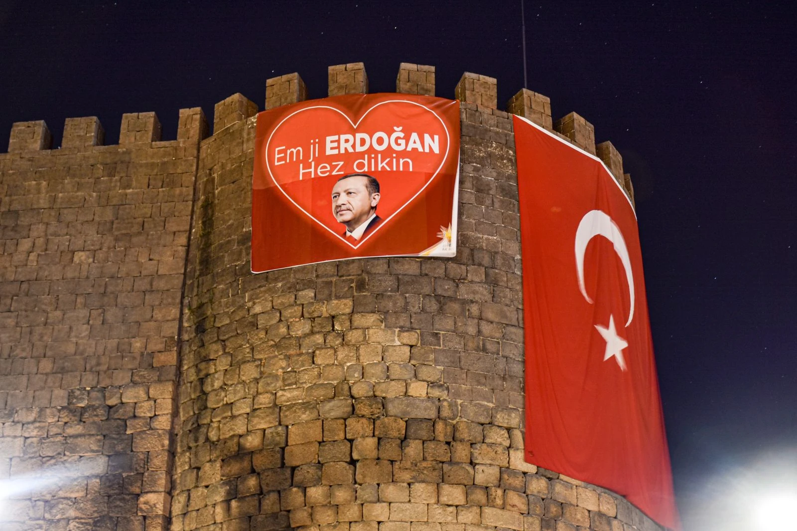 Diyarbakır Kalesi'ne Kürtçe "Biz Erdoğan'ı seviyoruz" pankartı asıldı