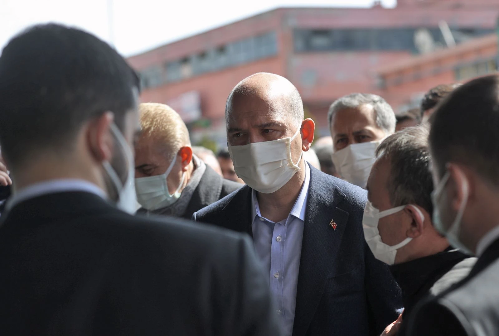 Hastane önünde bekleyen vatandaşlar Bakan Soylu'ya taziyede bulundu