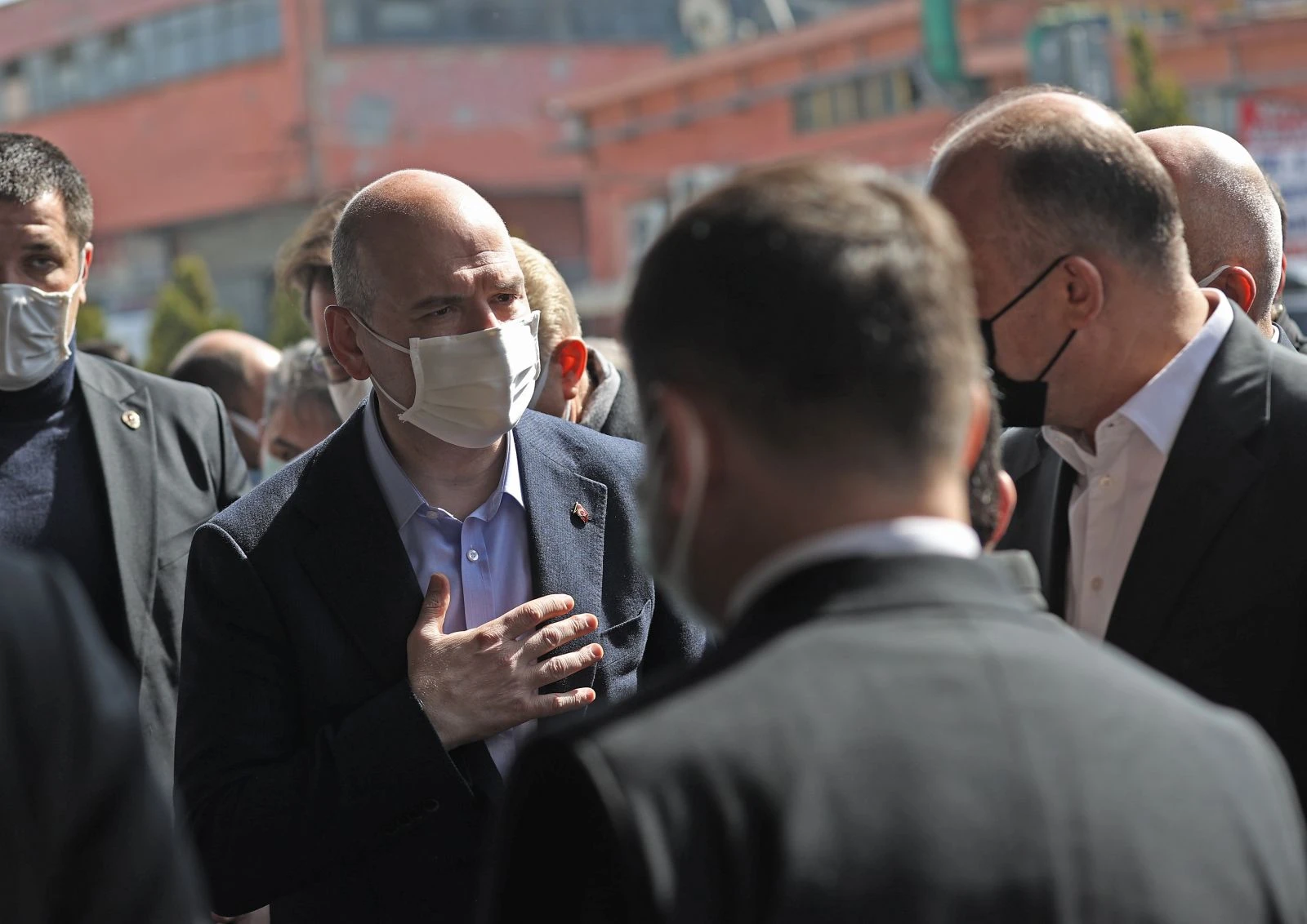 Hastane önünde bekleyen vatandaşlar Bakan Soylu'ya taziyede bulundu