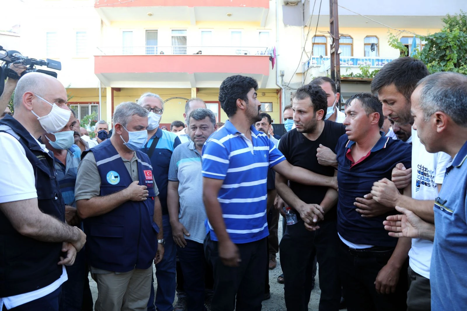Önce eşini iki gün sonra annesini ve kızını toprağa verdi