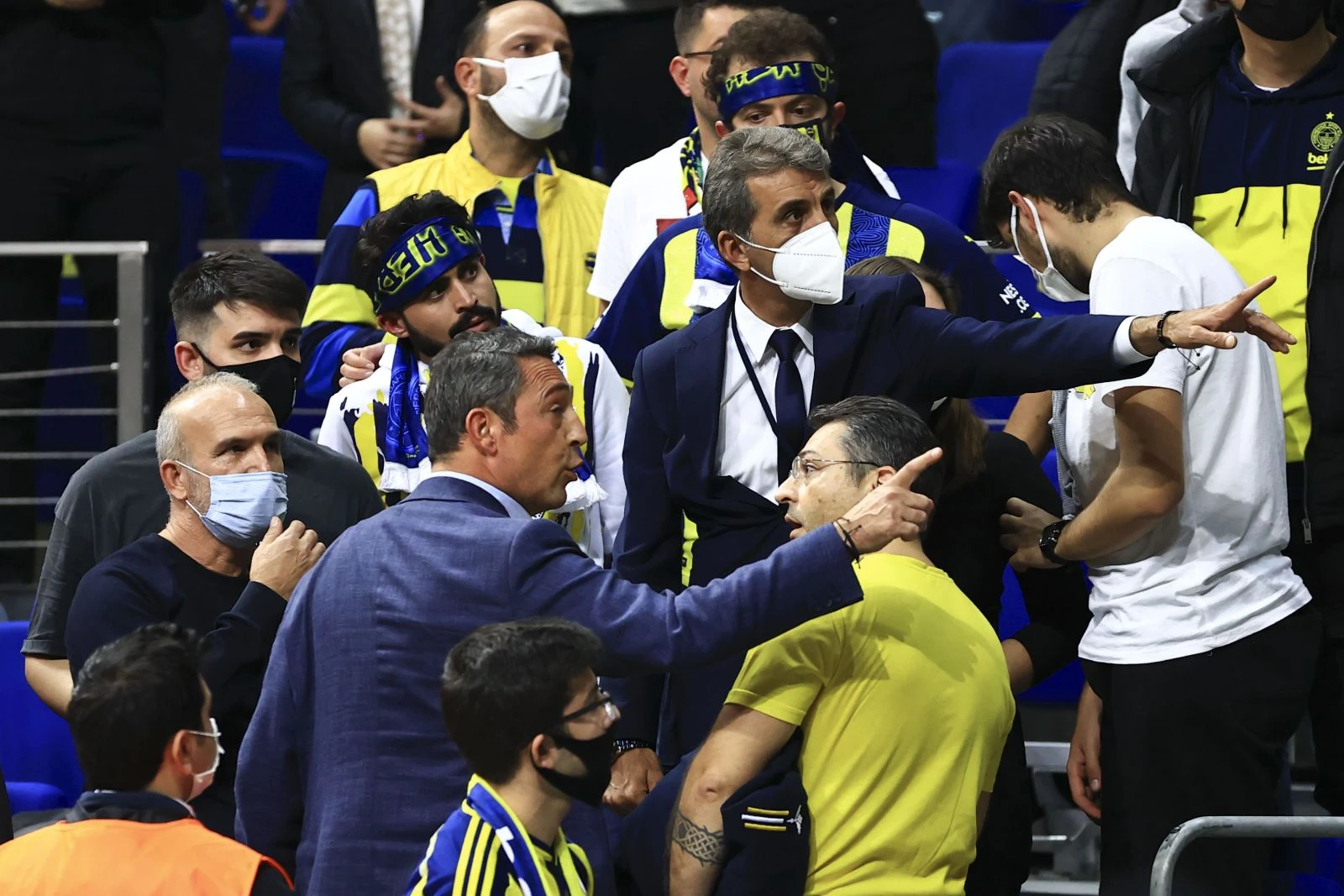 Fenerbahçe Beko son saniye basketiyle yenildi: Ali Koç taraftarlarla tartıştı
