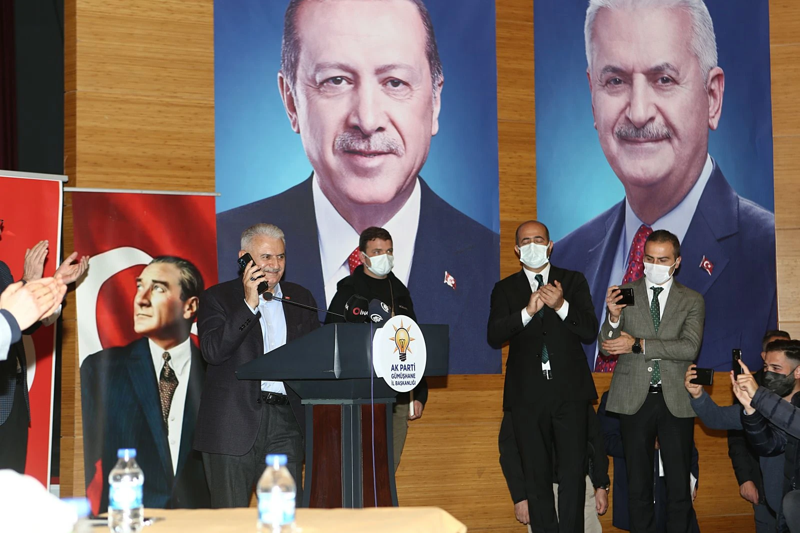 Cumhurbaşkanı Erdoğan'dan 'dimdik ayaktayız' mesajı