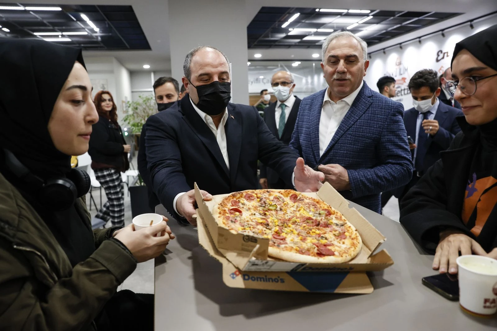 Bakan Varank'tan sürpriz kütüphane ziyareti: Pizza ısmarladı