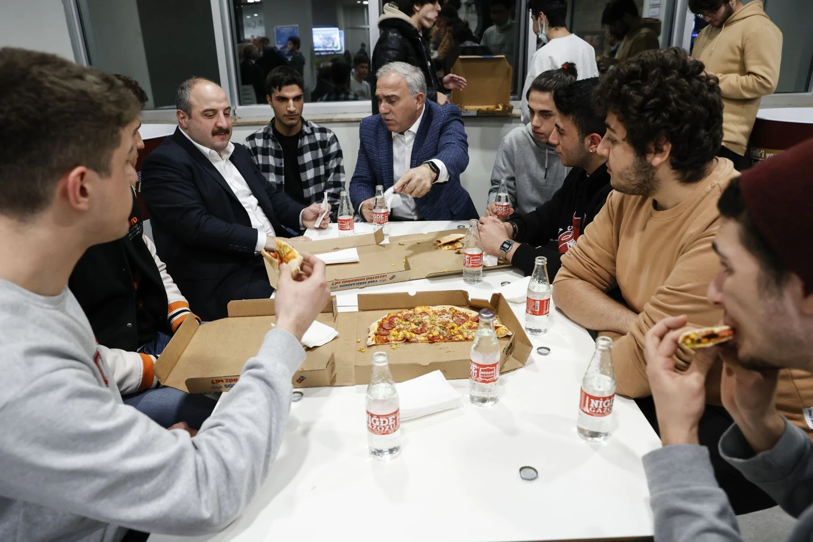 Bakan Varank'tan sürpriz kütüphane ziyareti: Pizza ısmarladı