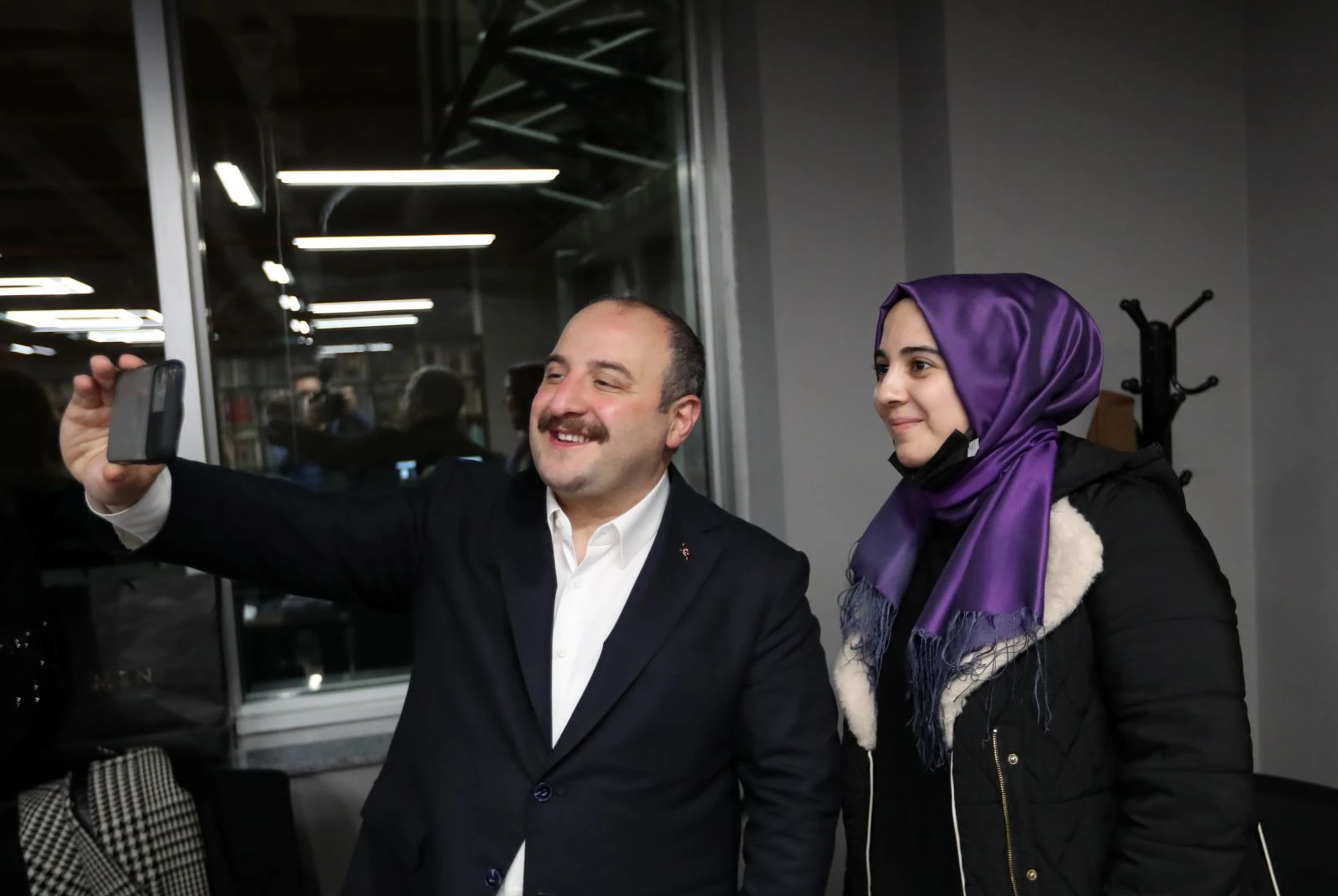 Bakan Varank'tan sürpriz kütüphane ziyareti: Pizza ısmarladı