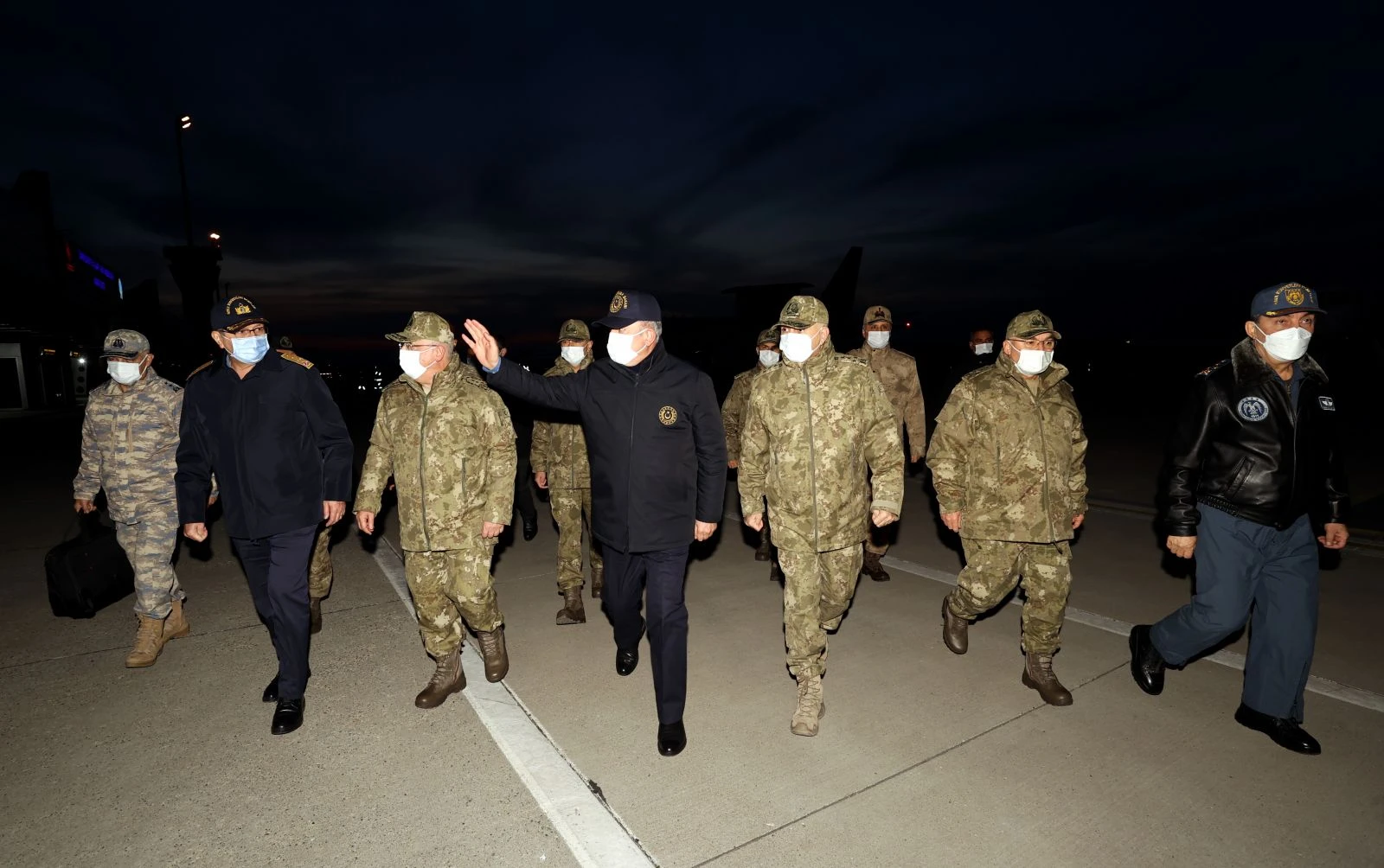 Milli Savunma Bakanı Akar, TSK komuta kademesi ile sınır hattında