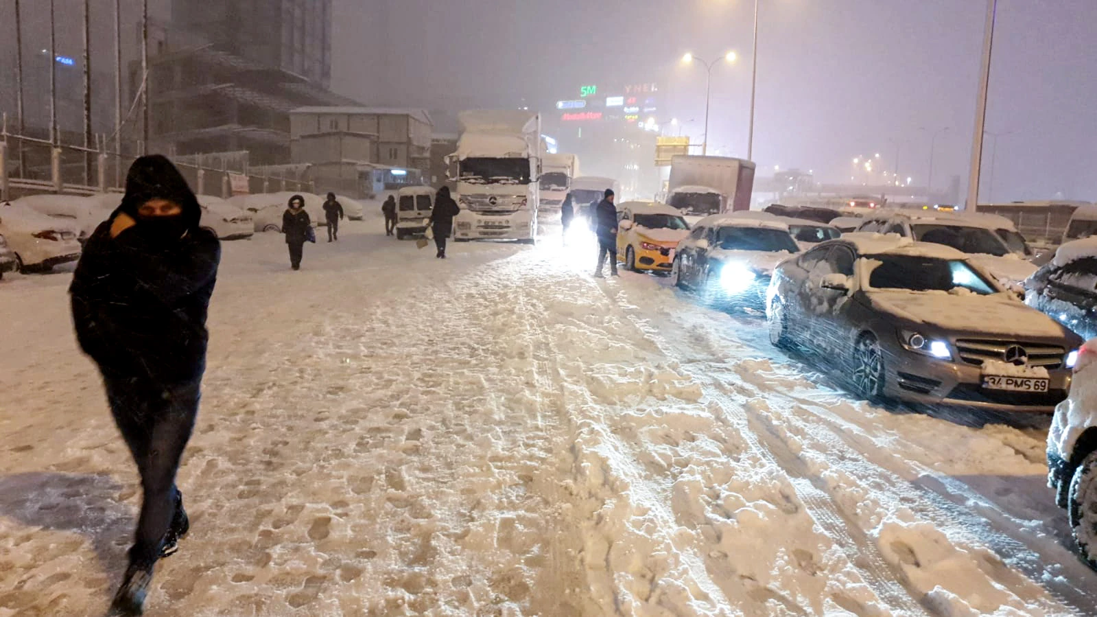 Kar trafiği felç etti, kilometrelerce araç kuyruğu oluştu