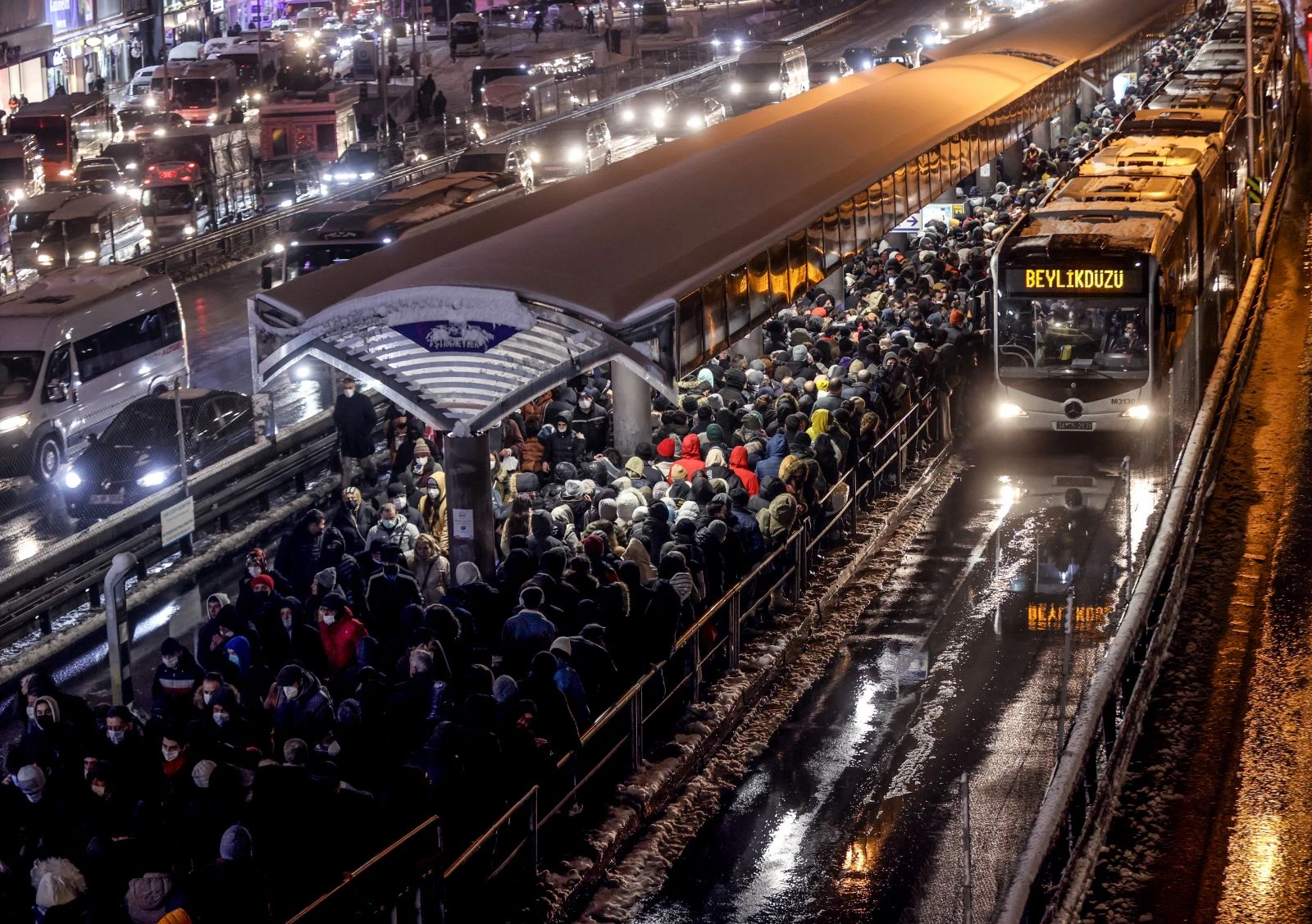 Kar trafiği felç etti, kilometrelerce araç kuyruğu oluştu