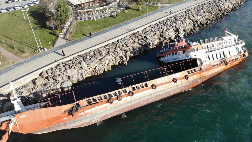 Maltepe'de yan yatan gemi çocukların oyun alanına döndü