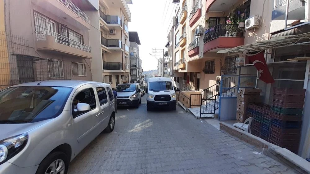 İzmir'de kuzen dehşeti: Önce bıçakladı, sonra başını ezdi