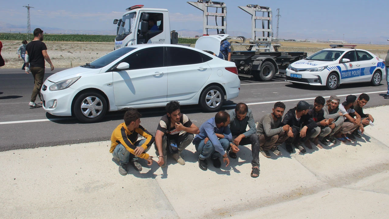 Uygulama noktasından kaçtılar: Otomobilden 10 göçmen çıktı
