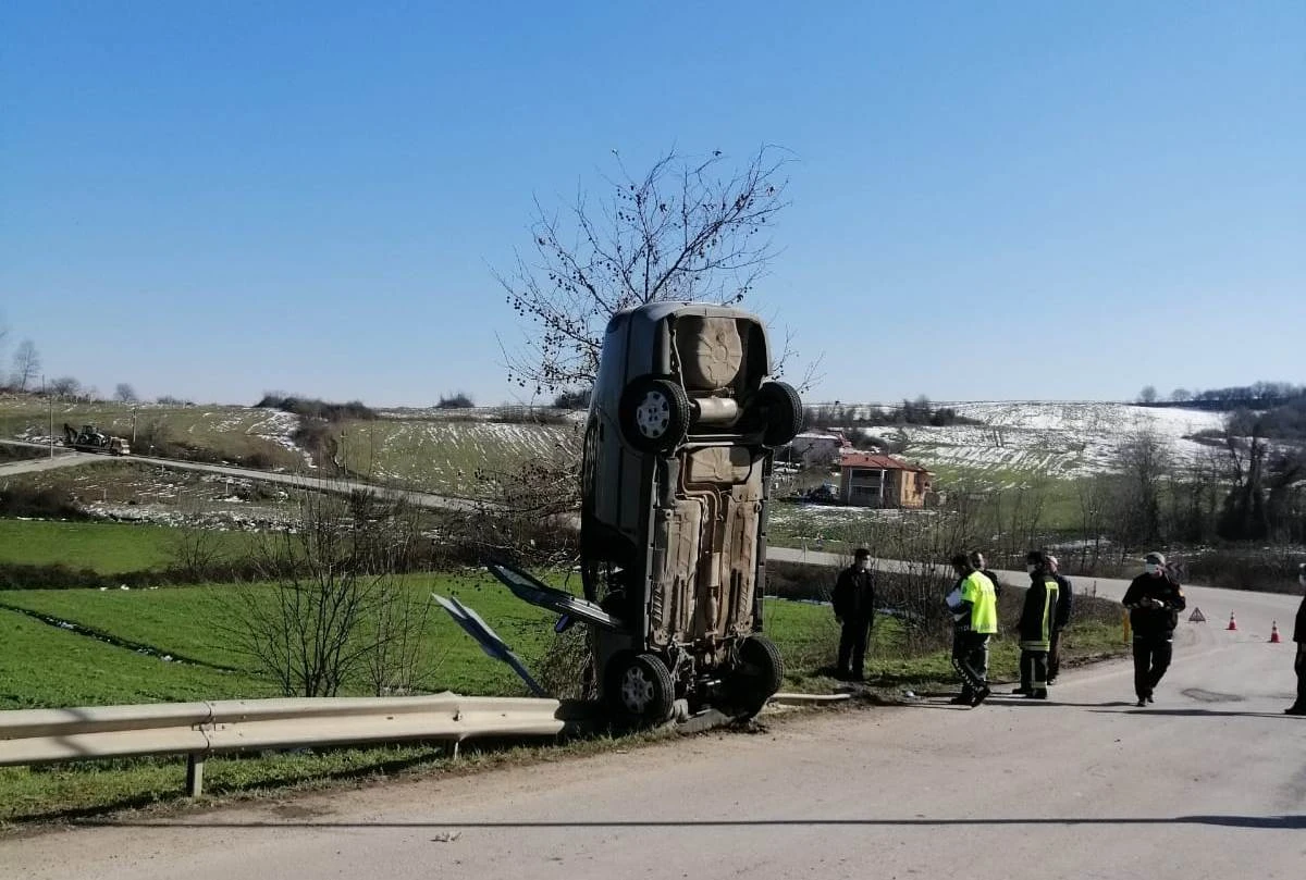 Kocaeli'de bariyere çarparak dik duran otomobilin sürücüsü yaralandı