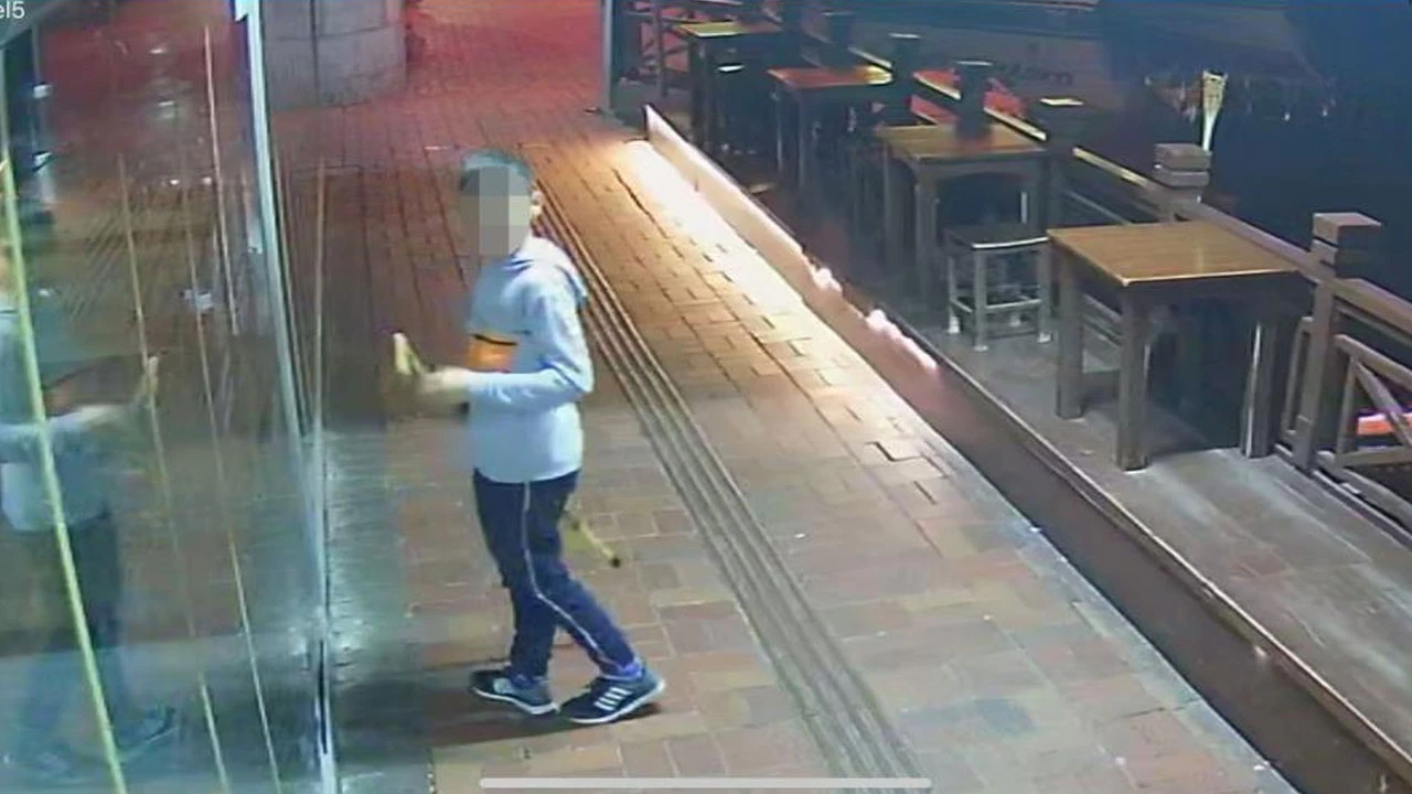 Küçük hırsız parayı fazla bulunca sevinçten oynadı