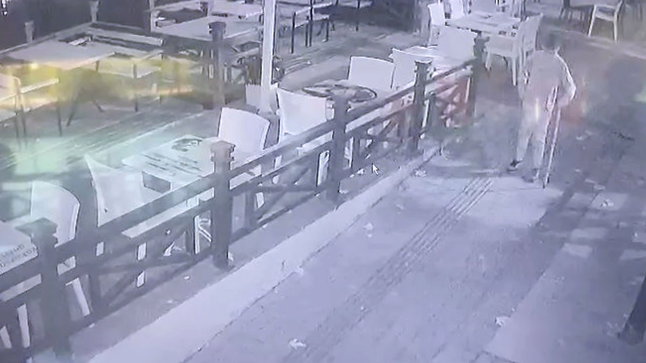 Küçük hırsız parayı fazla bulunca sevinçten oynadı