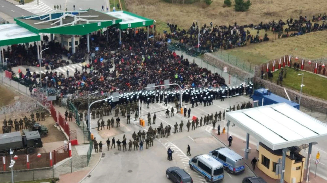 Belarus'ta göçmen krizi: Binlerce göçmen Polonya sınırında