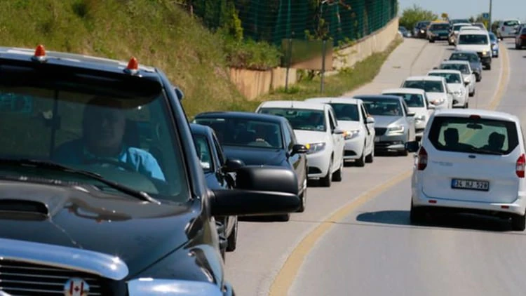 10 aylık hapis için 100 araçlık konvoyla geldi