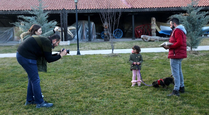 Fotoğraf çektiriyorlar, ücretini mama ile ödüyorlar
